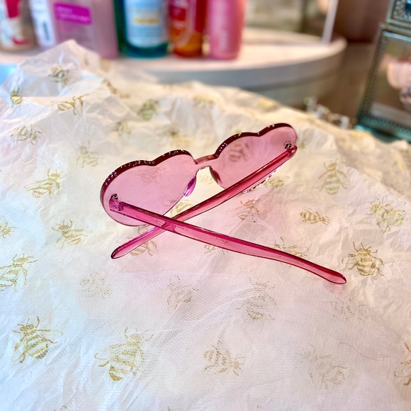 Translucent Heart-Shaped Sunglasses Pink 💗 Excellent Quality Women’s Accesories - Picture 3 of 4